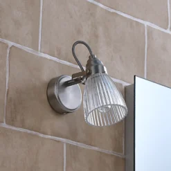 Aplique para baño Lindby Kara, 21 cm de altura, cristal, IP44, G9