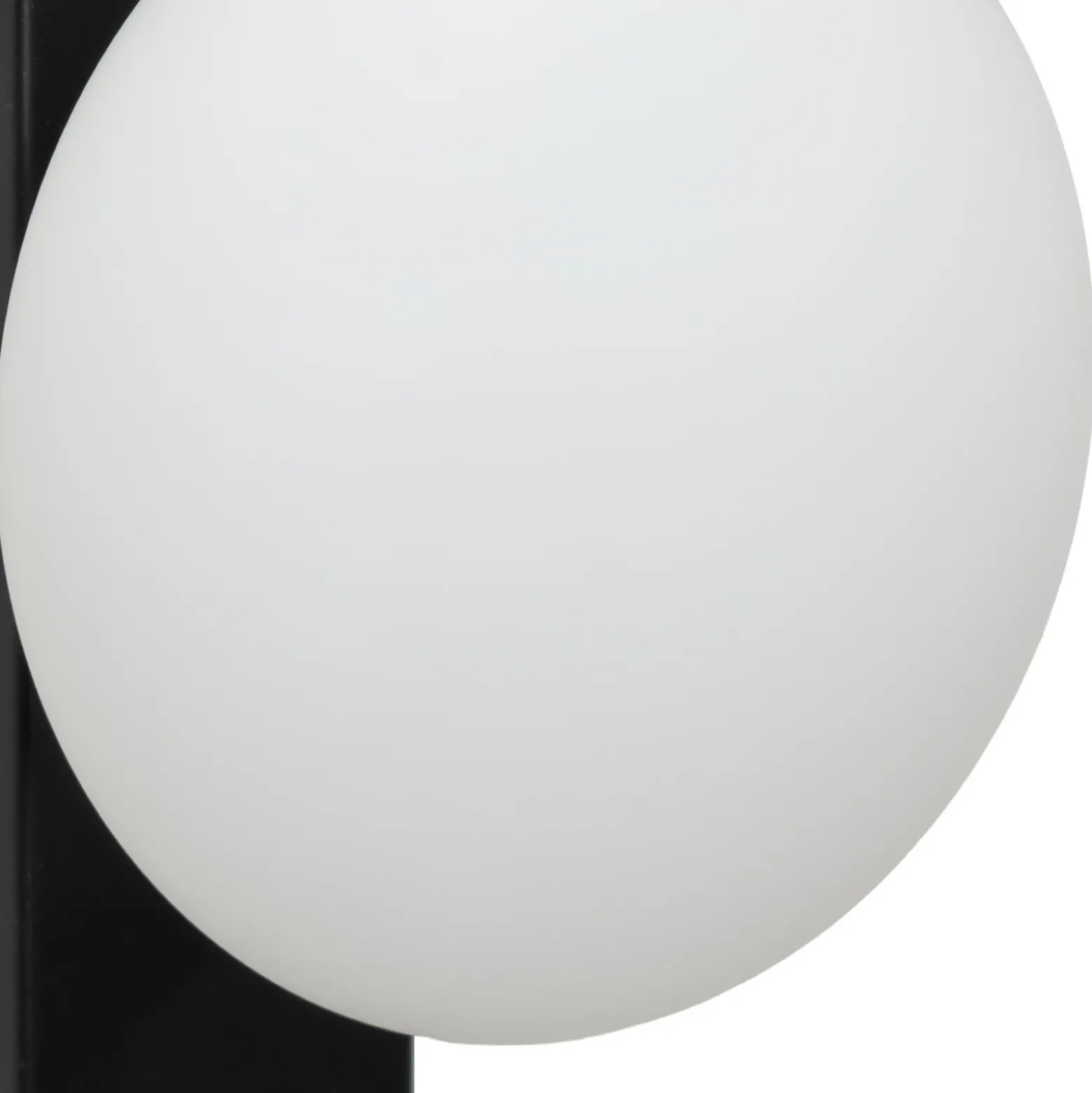 Aplique para baño Lindby Tavrik, negro/blanco, altura 30 cm, cristal