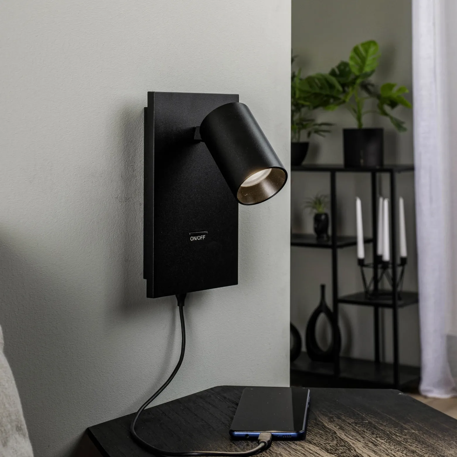Arcchio Foco Brinja, negro, metal, USB-C, interruptor