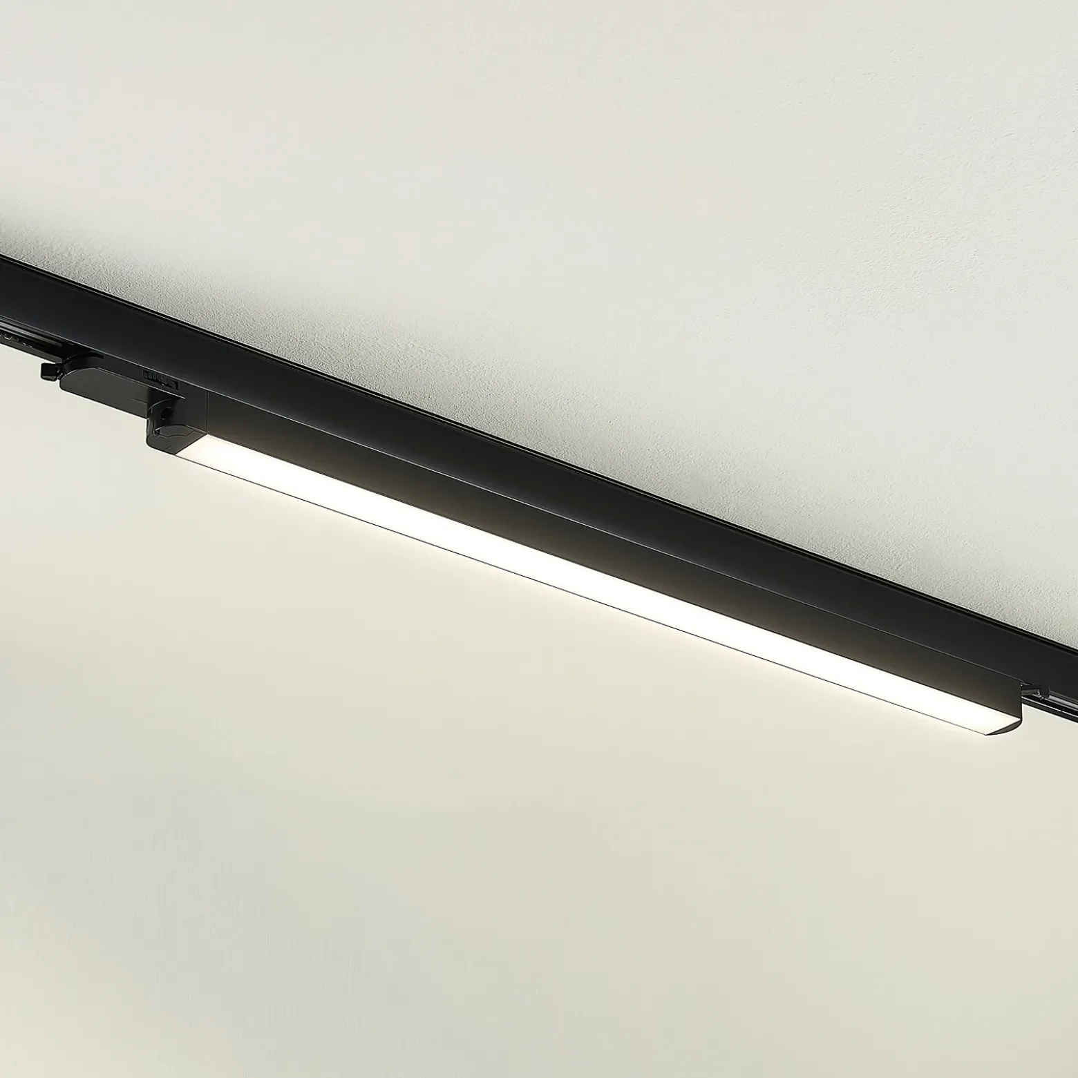 Arcchio Harlow lámpara de riel LED, negra, 69 cm, 4.000 K