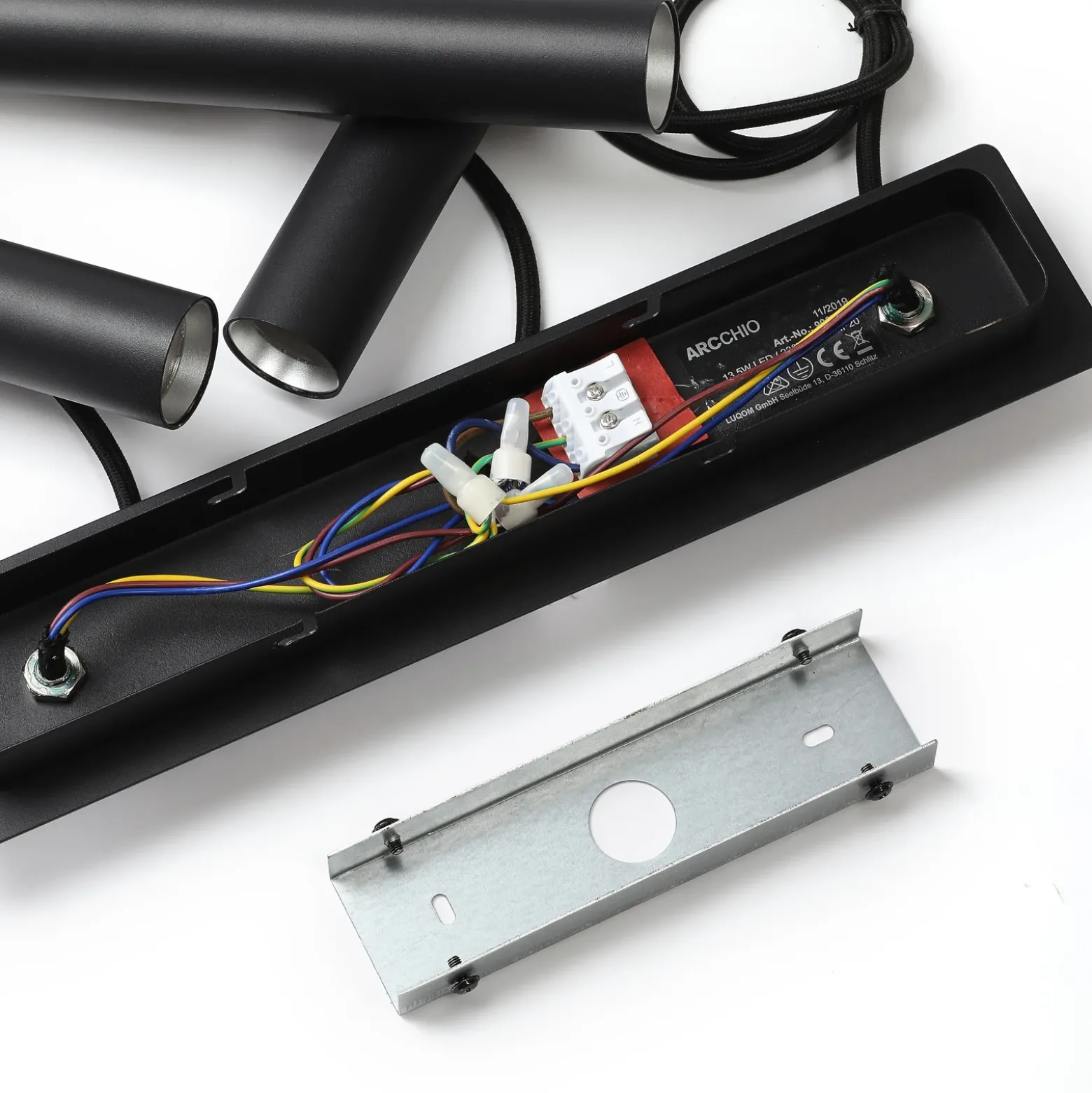 Arcchio Lámpara colgante LED Franka, 3 luces, larga, negra, aluminio