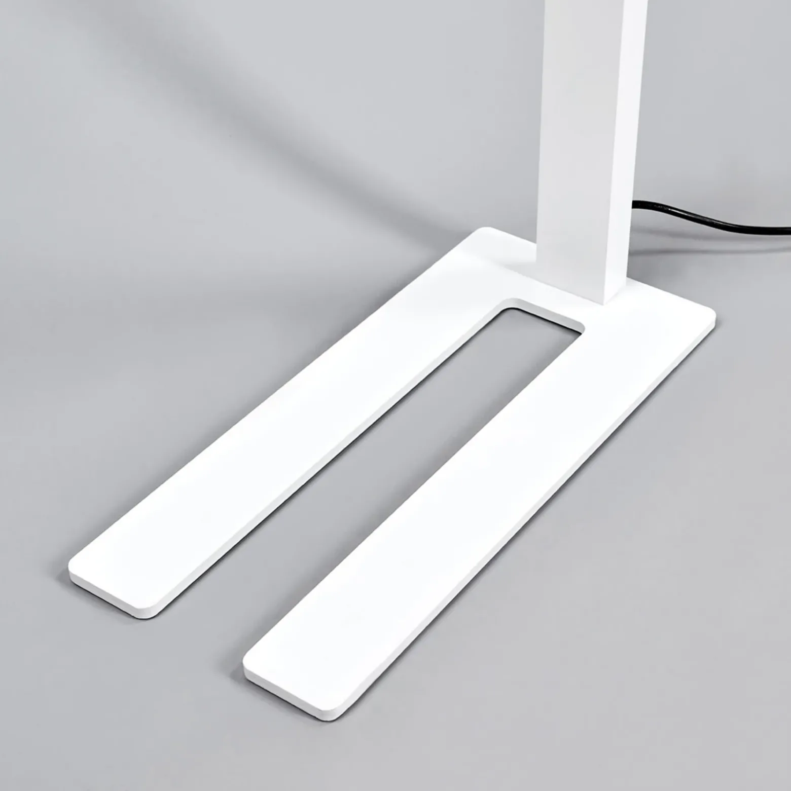 Arcchio lámpara de pie LED para oficina Jolinda, blanca, metal, sensor