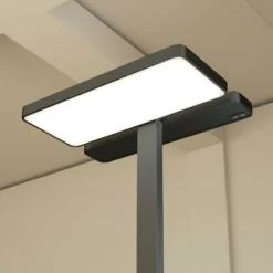 Arcchio Lámpara de pie para oficina Aila, negra, sensor de luz diurna