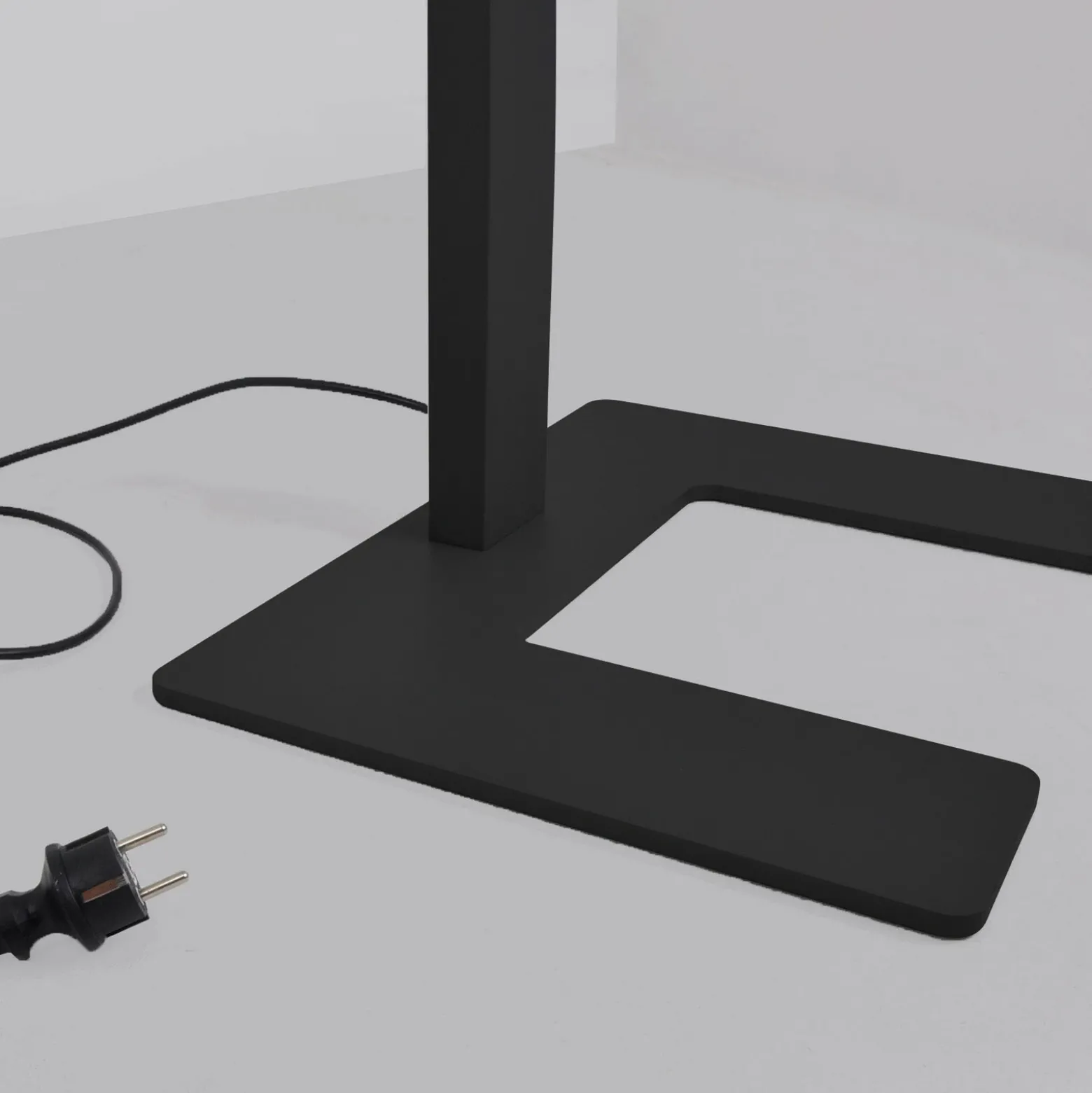Arcchio Lámpara de pie para oficina Aila, negra, sensor de luz diurna