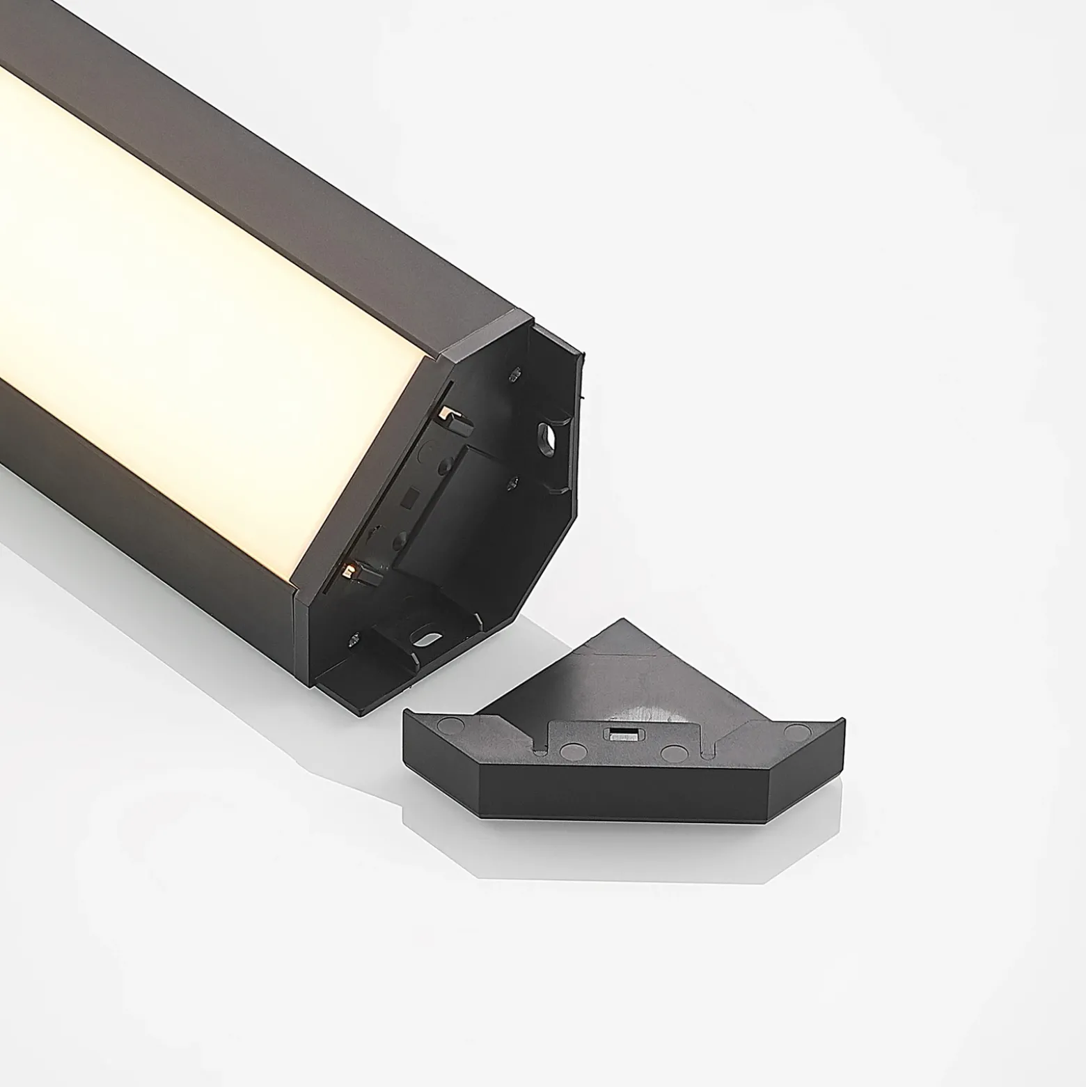 Arcchio Lámpara LED bajo mueble Ovano, 62 cm, negro, aluminio