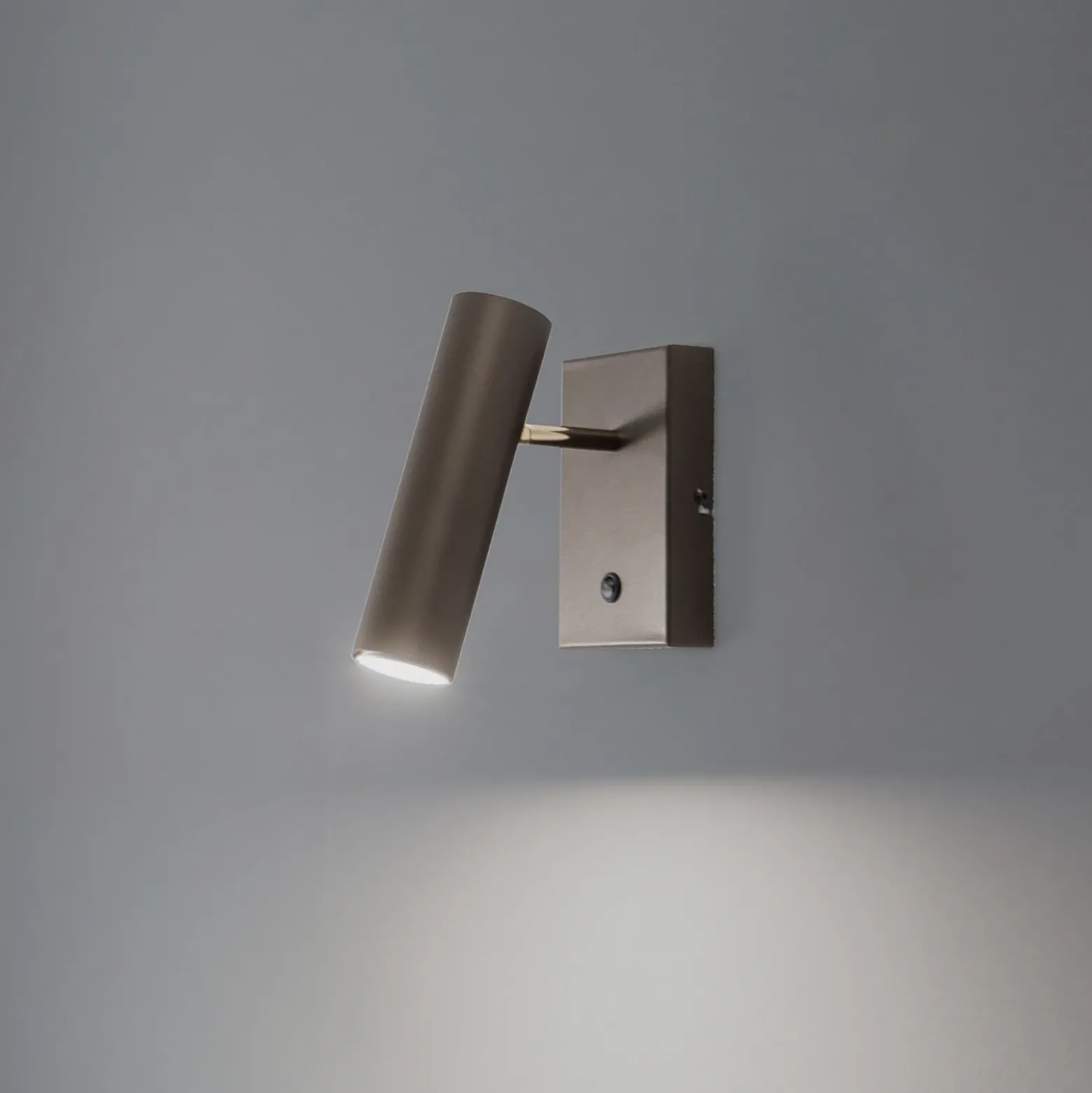 Axion aplique de pared, 1 luz, color titanio, acero