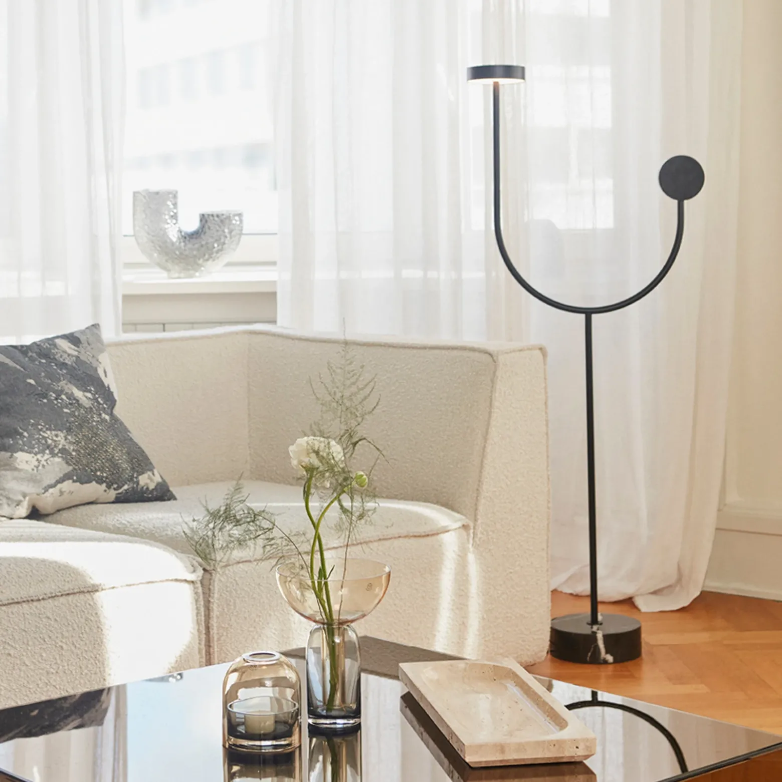 AYTM lámpara de pie LED Grasil, negro, mármol, altura 127 cm