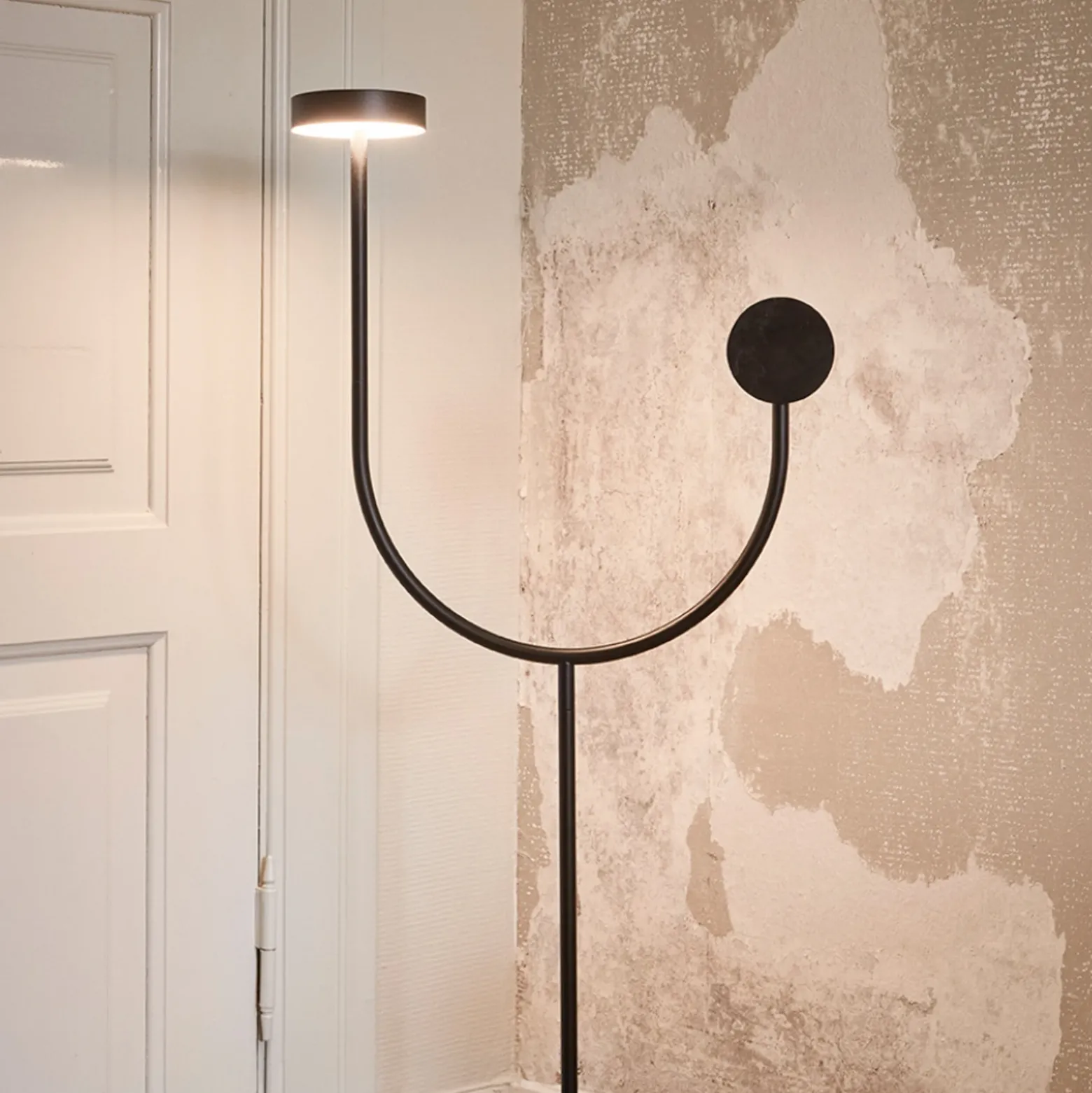 AYTM lámpara de pie LED Grasil, negro, mármol, altura 127 cm