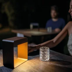 Dama lámpara de mesa LED recargable, marrón oscuro, aluminio, ABS
