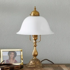 Decorativa lámpara de mesa Carolin de latón
