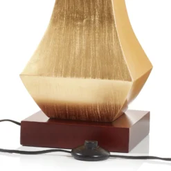 Deco - Una lámpara de pie con diseño elegante