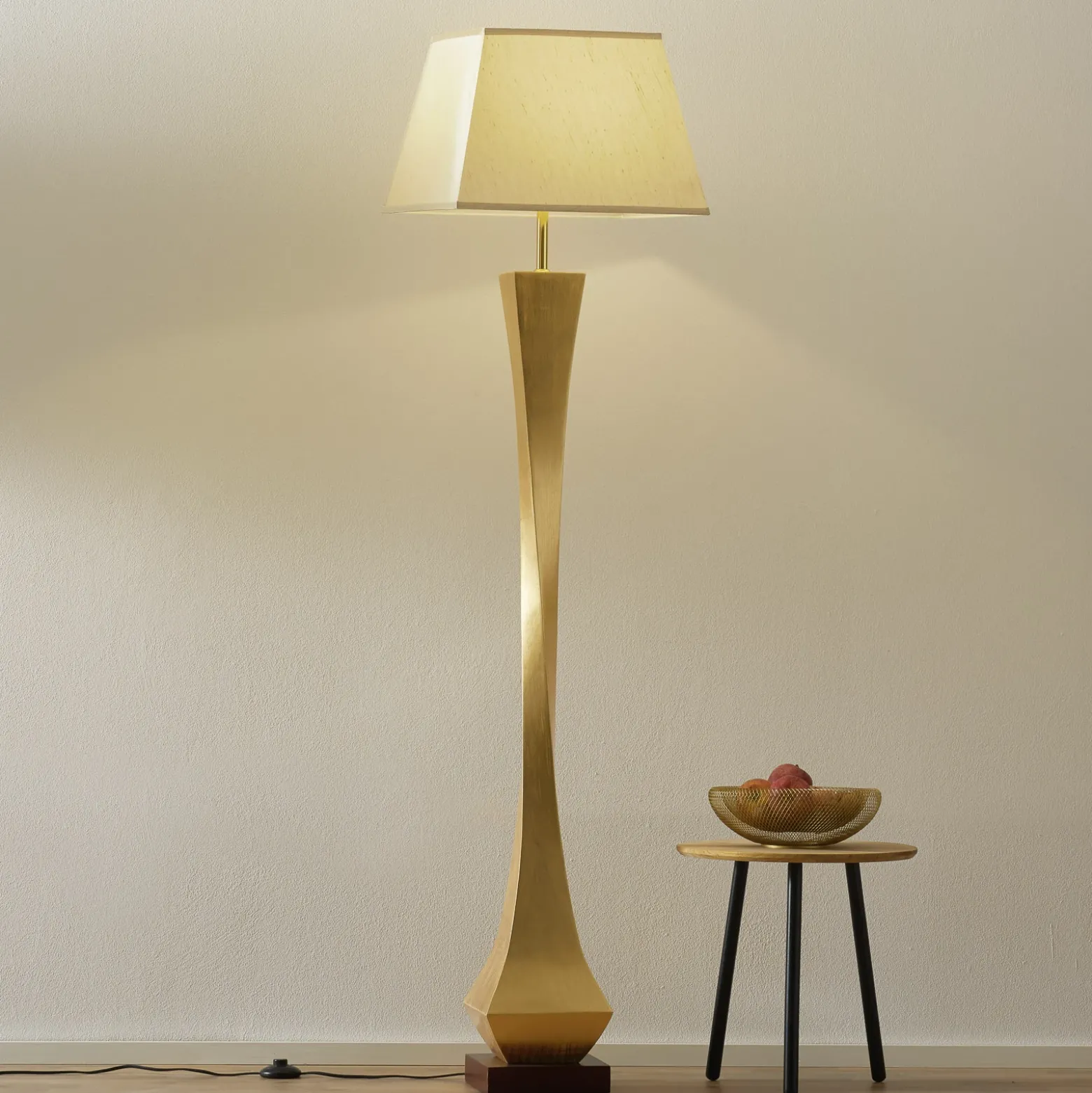 Deco - Una lámpara de pie con diseño elegante