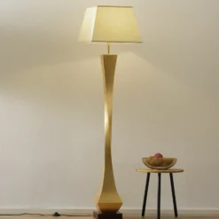 Deco - Una lámpara de pie con diseño elegante