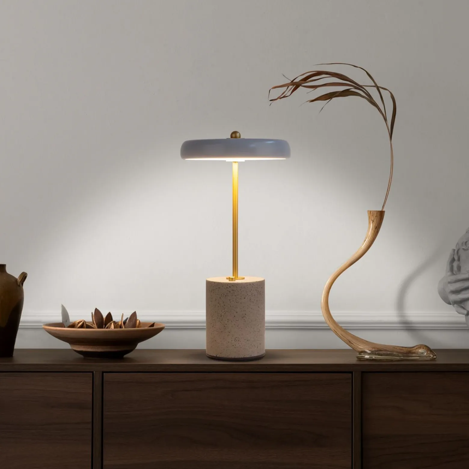 De mesa LED Seta, batería, cemento, pantalla gris