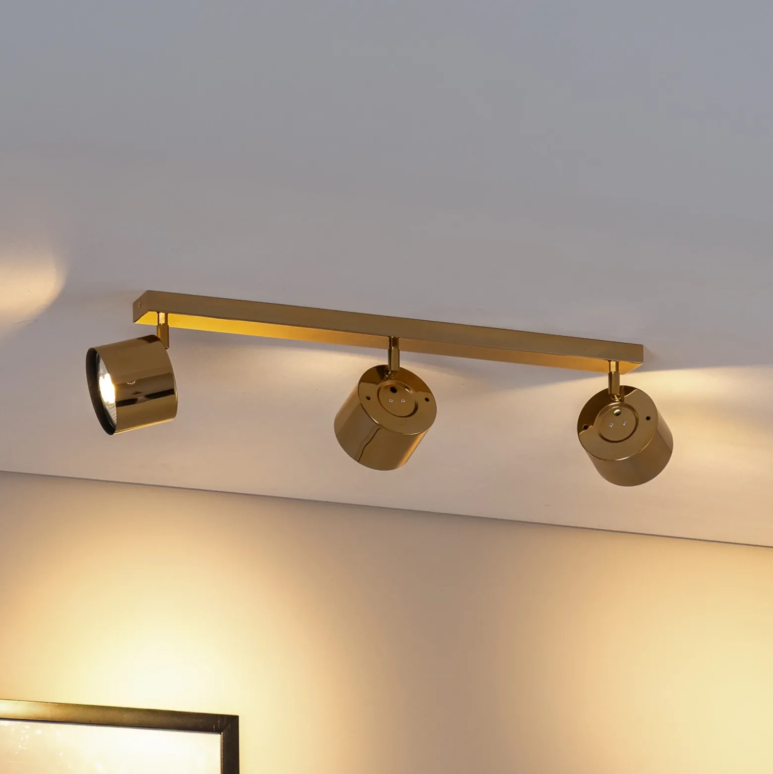 Downlight Chloe orientable, 3 luces, acero color latón