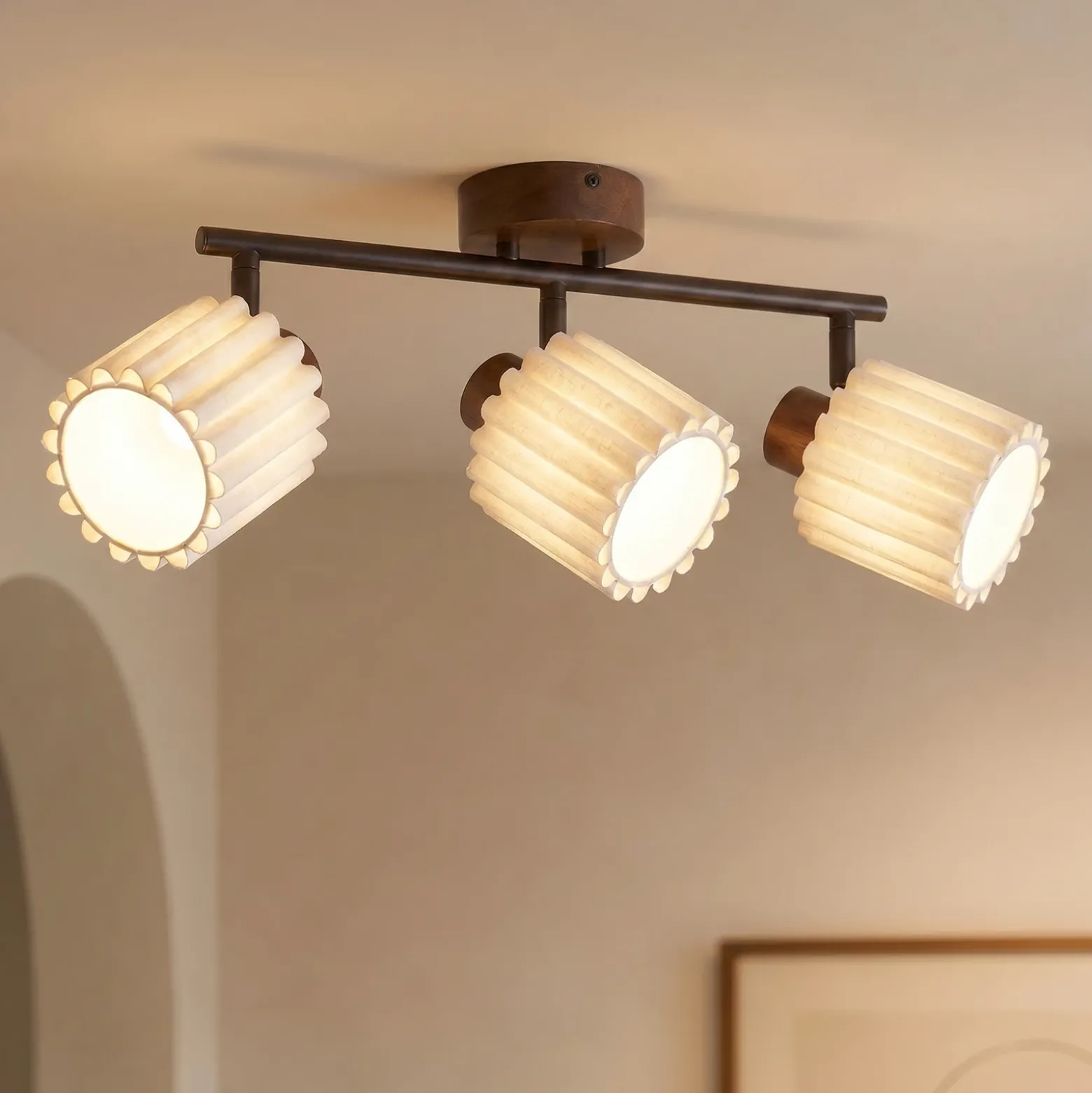 Downlight de techo Lindby Shiloh, 3 luces, nogal/beige, madera