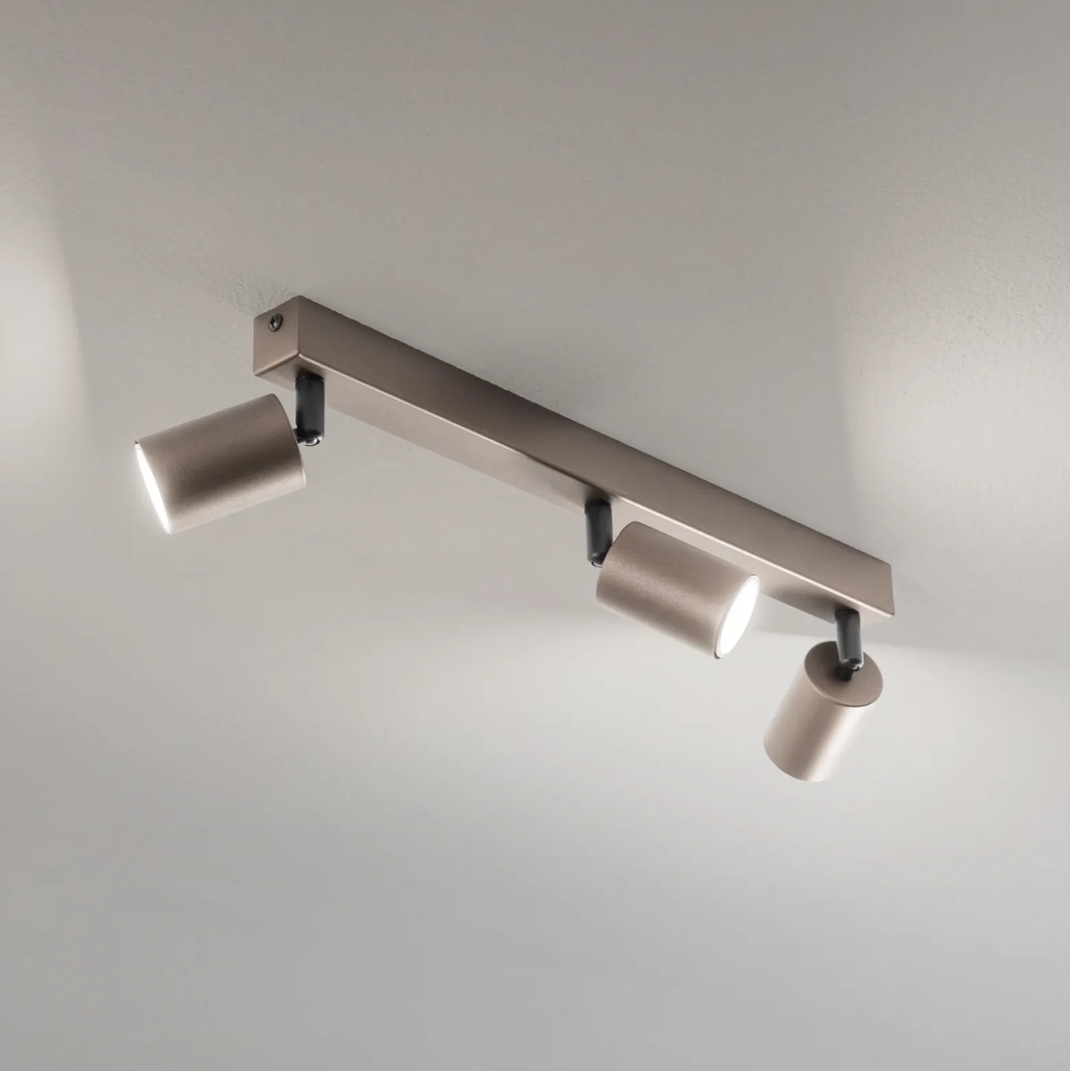 Downlight de techo Top, regulable, marrón, lineal de 3 luces