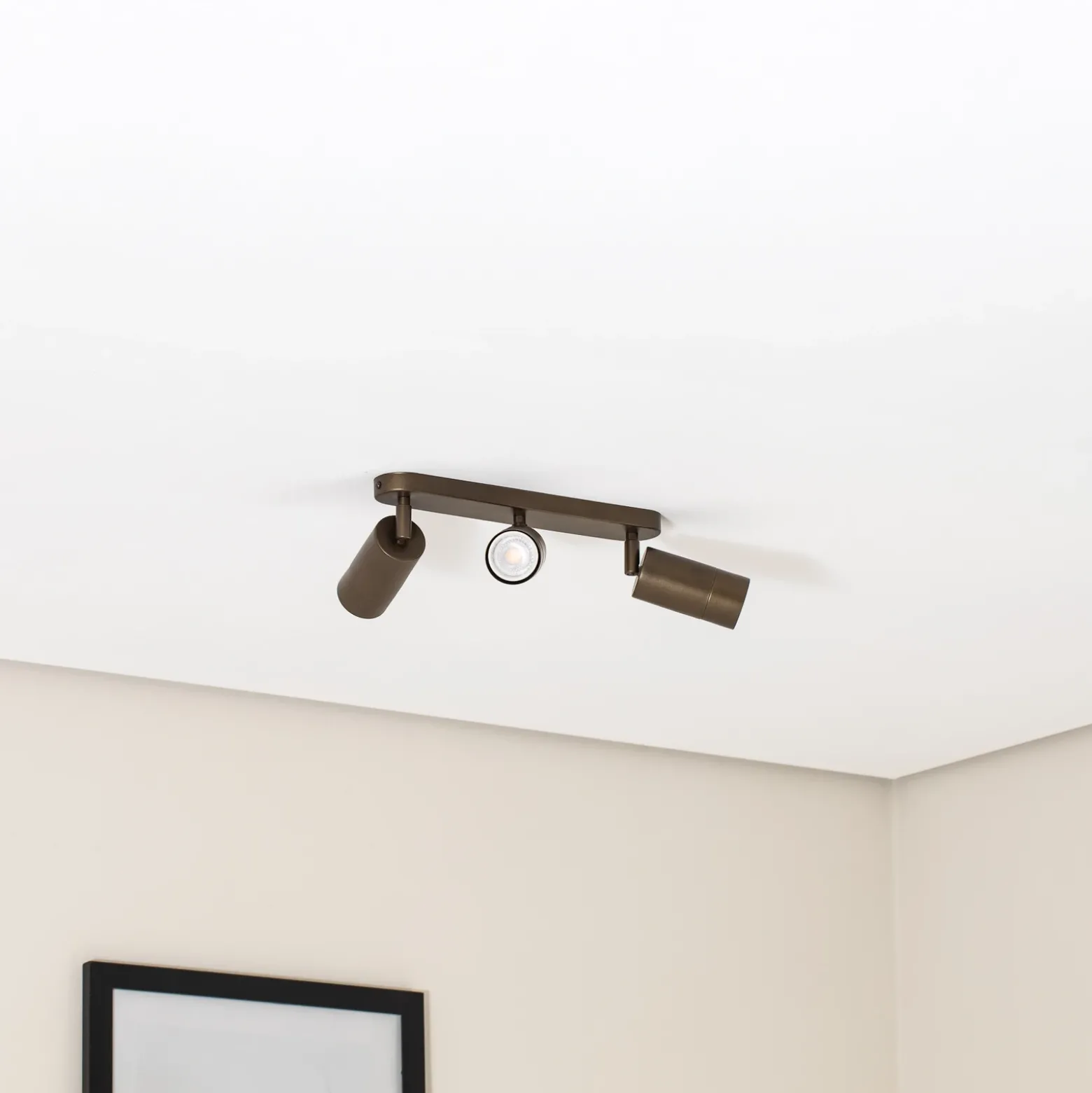 Downlight Link, color titanio-dorado, longitud 33 cm, 3 luces.