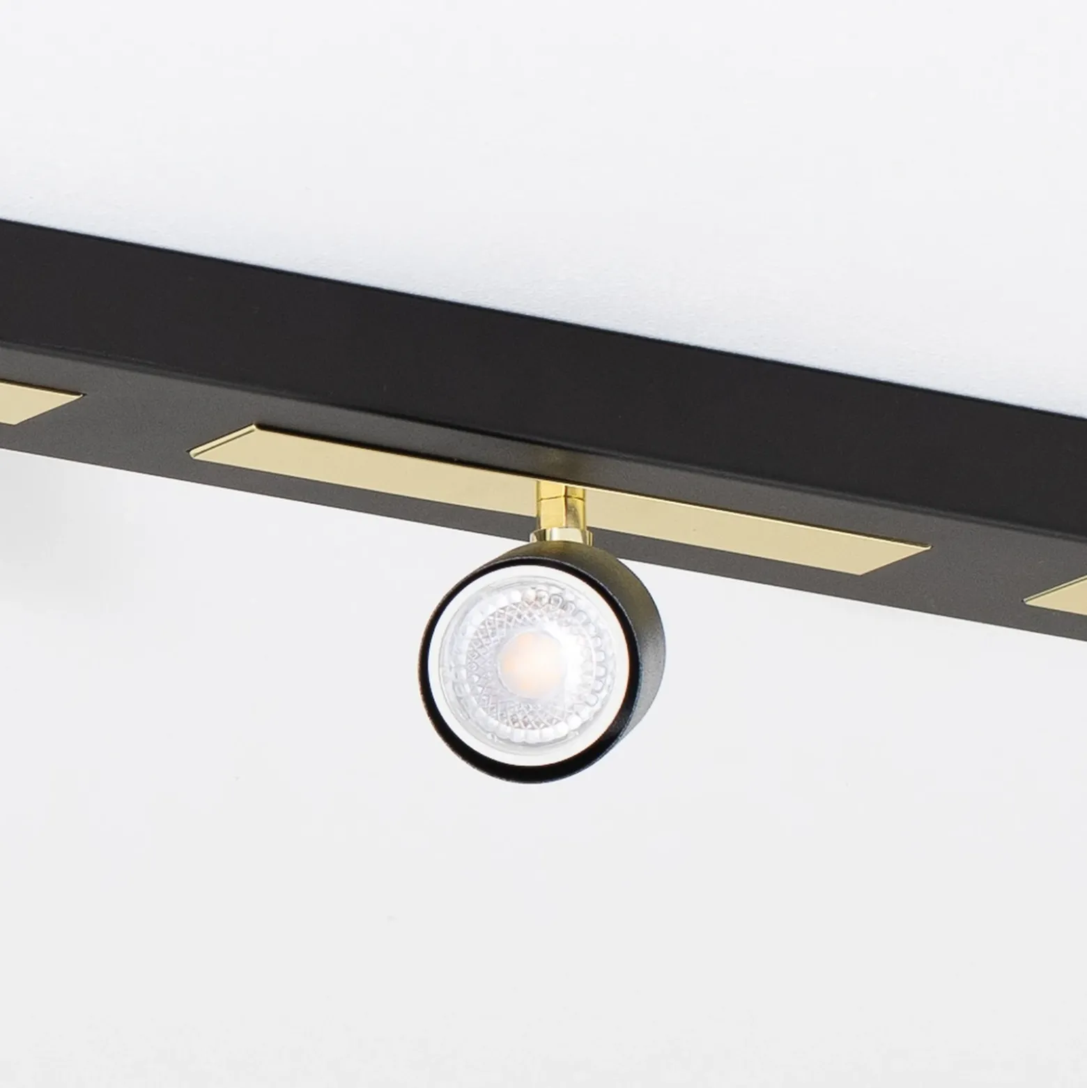 Downlight Rodez, negro/dorado, longitud 80 cm, 3 luces.
