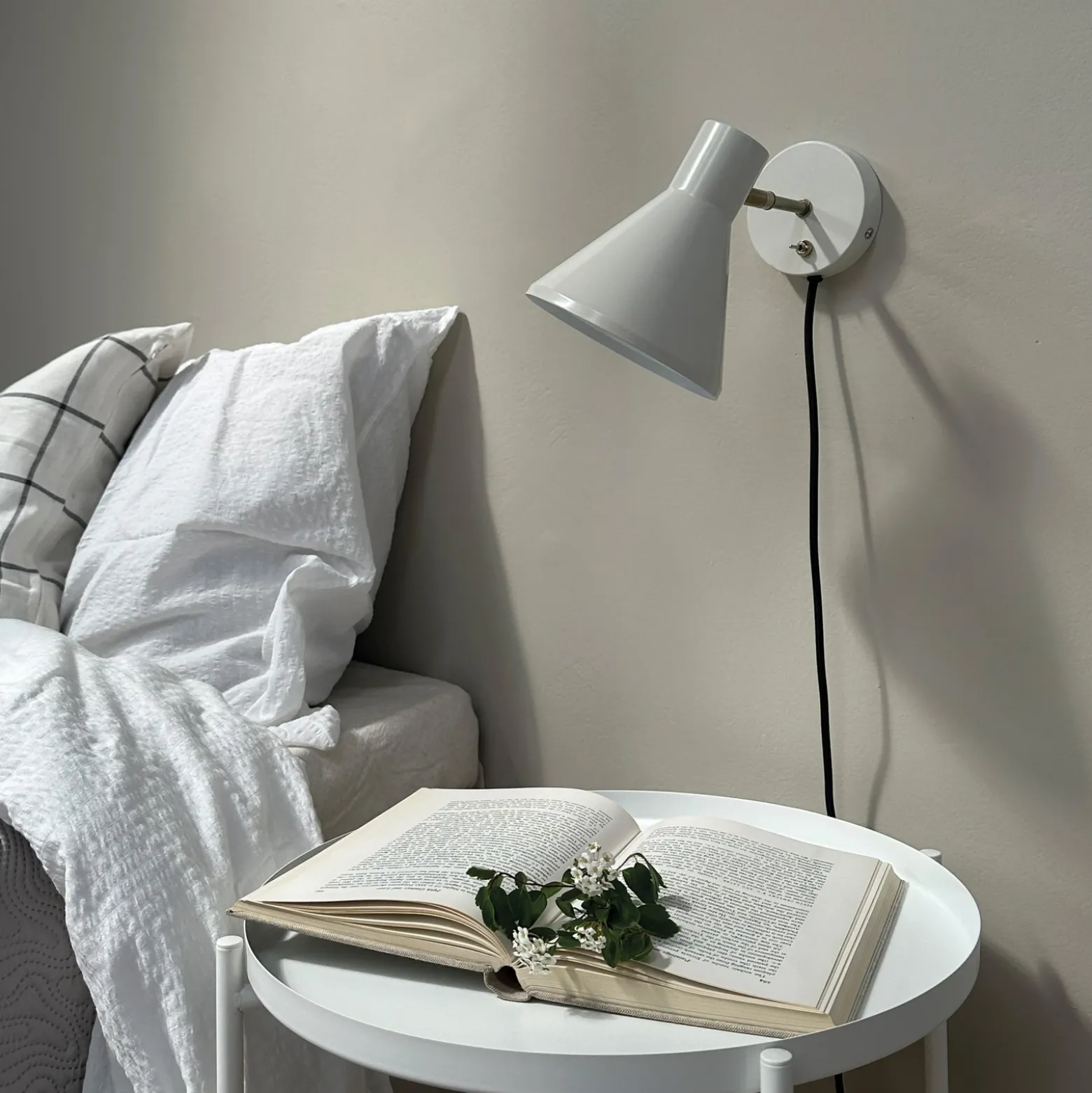 Dyberg Larsen Aplique de pared Sleep, blanco masilla, Ø 15 cm, acero