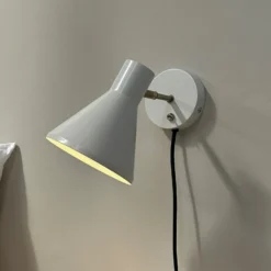 Dyberg Larsen Aplique de pared Sleep, blanco masilla, Ø 15 cm, acero