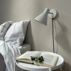Dyberg Larsen Aplique de pared Sleep, blanco masilla, Ø 15 cm, acero