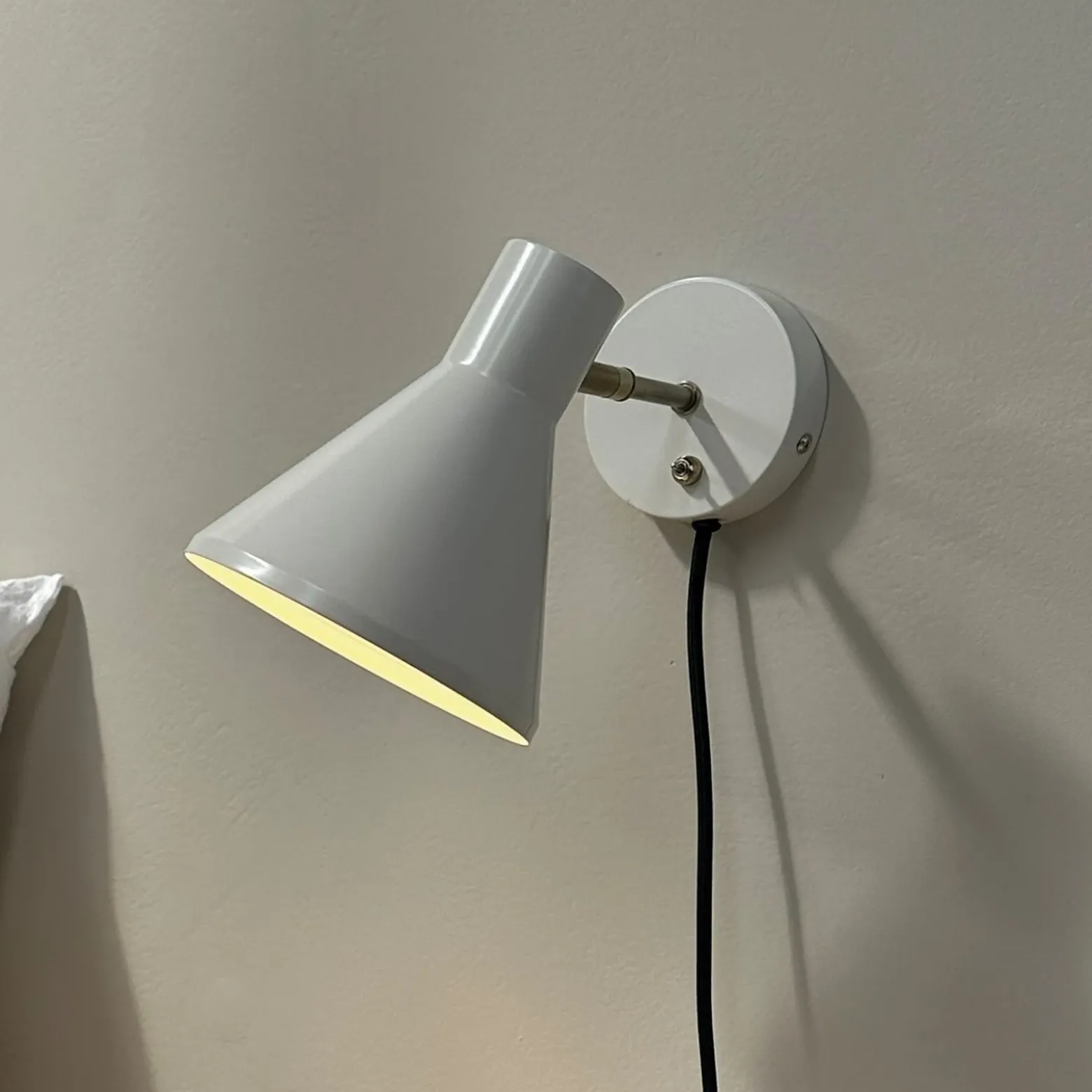 Dyberg Larsen Aplique de pared Sleep, blanco masilla, Ø 15 cm, acero