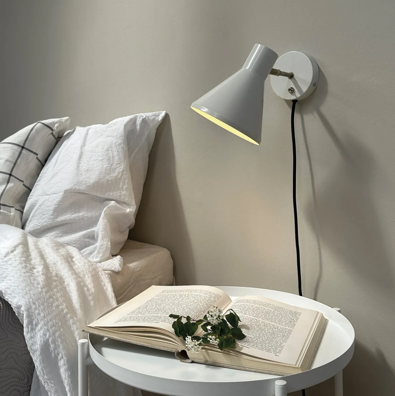 Dyberg Larsen Aplique de pared Sleep, blanco masilla, Ø 15 cm, acero