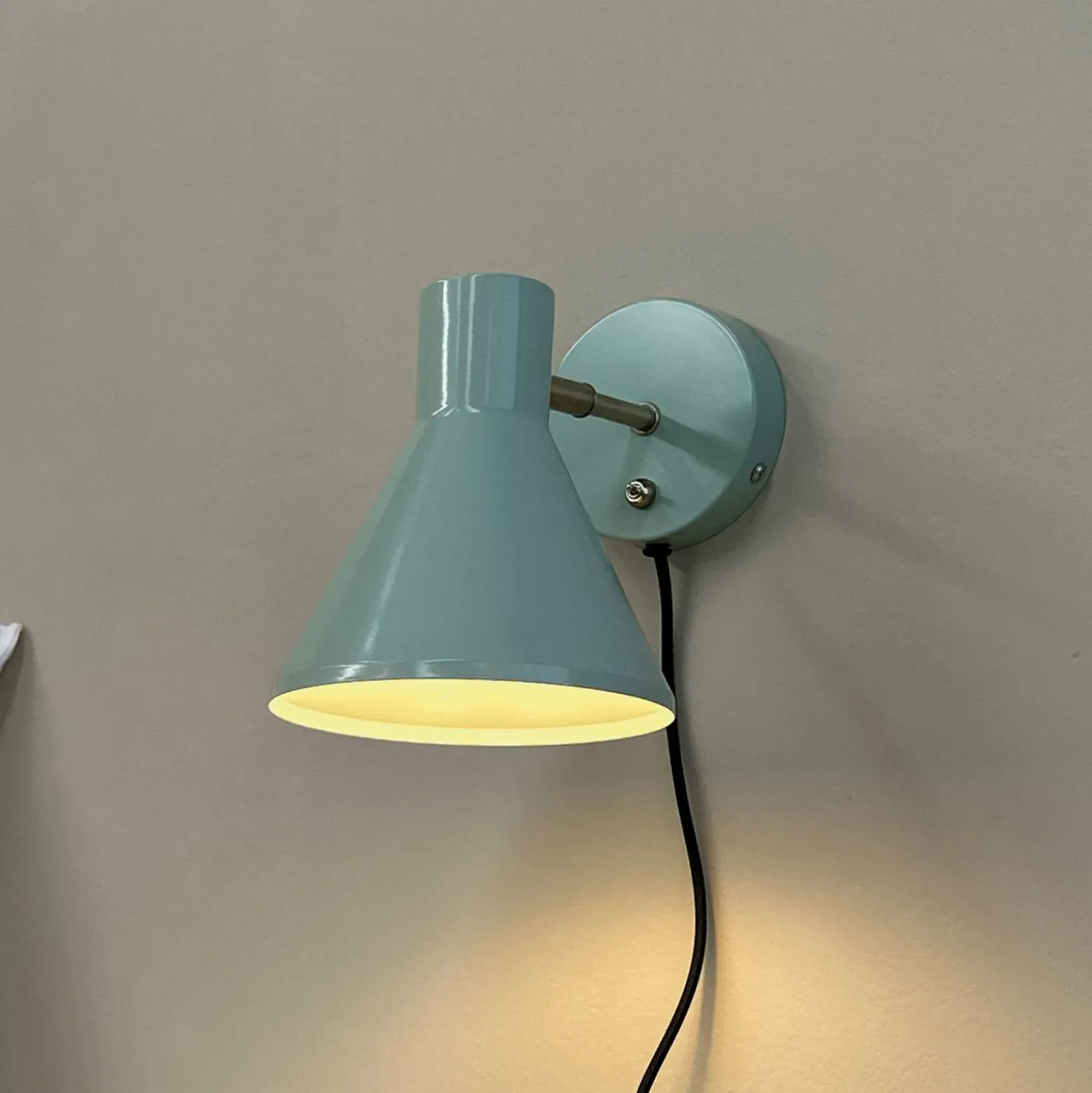 Dyberg Larsen aplique de pared Sleep, verde menta, Ø 15 cm, acero