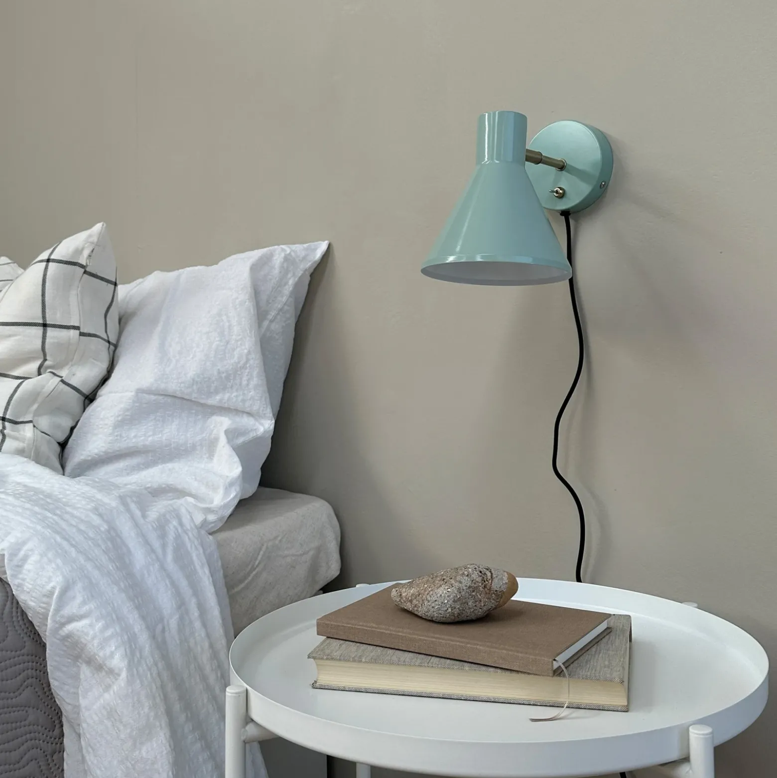 Dyberg Larsen aplique de pared Sleep, verde menta, Ø 15 cm, acero