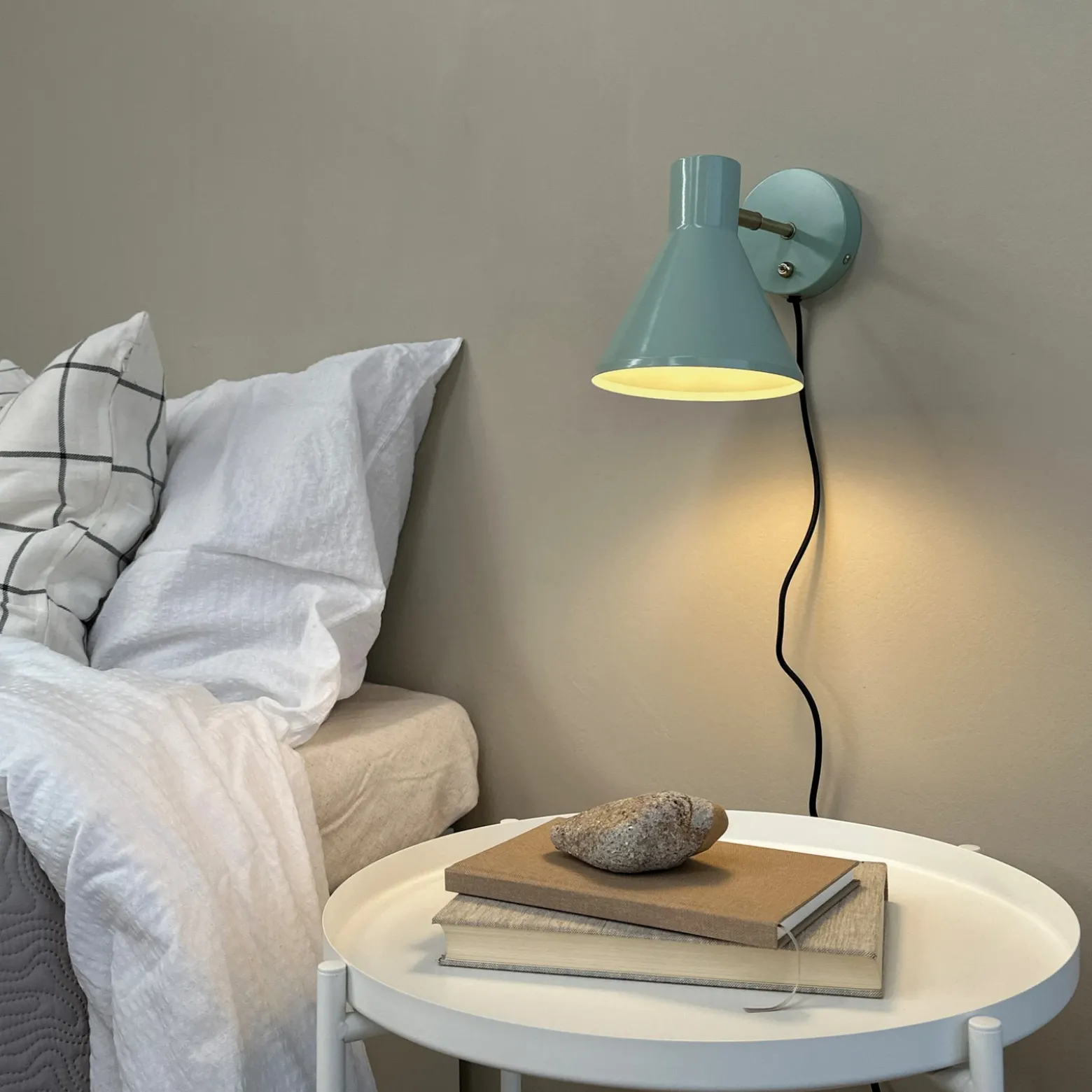 Dyberg Larsen aplique de pared Sleep, verde menta, Ø 15 cm, acero