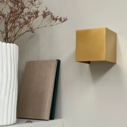 Dyberg Larsen Aplique de pared LED Venus, color latón