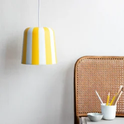 Dyberg Larsen Gry lámpara colgante, amarillo/blanco, Ø 20 cm, metal