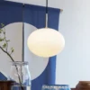 Dyberg Larsen Lámpara colgante Princess, ópalo/latón, Ø 28 cm