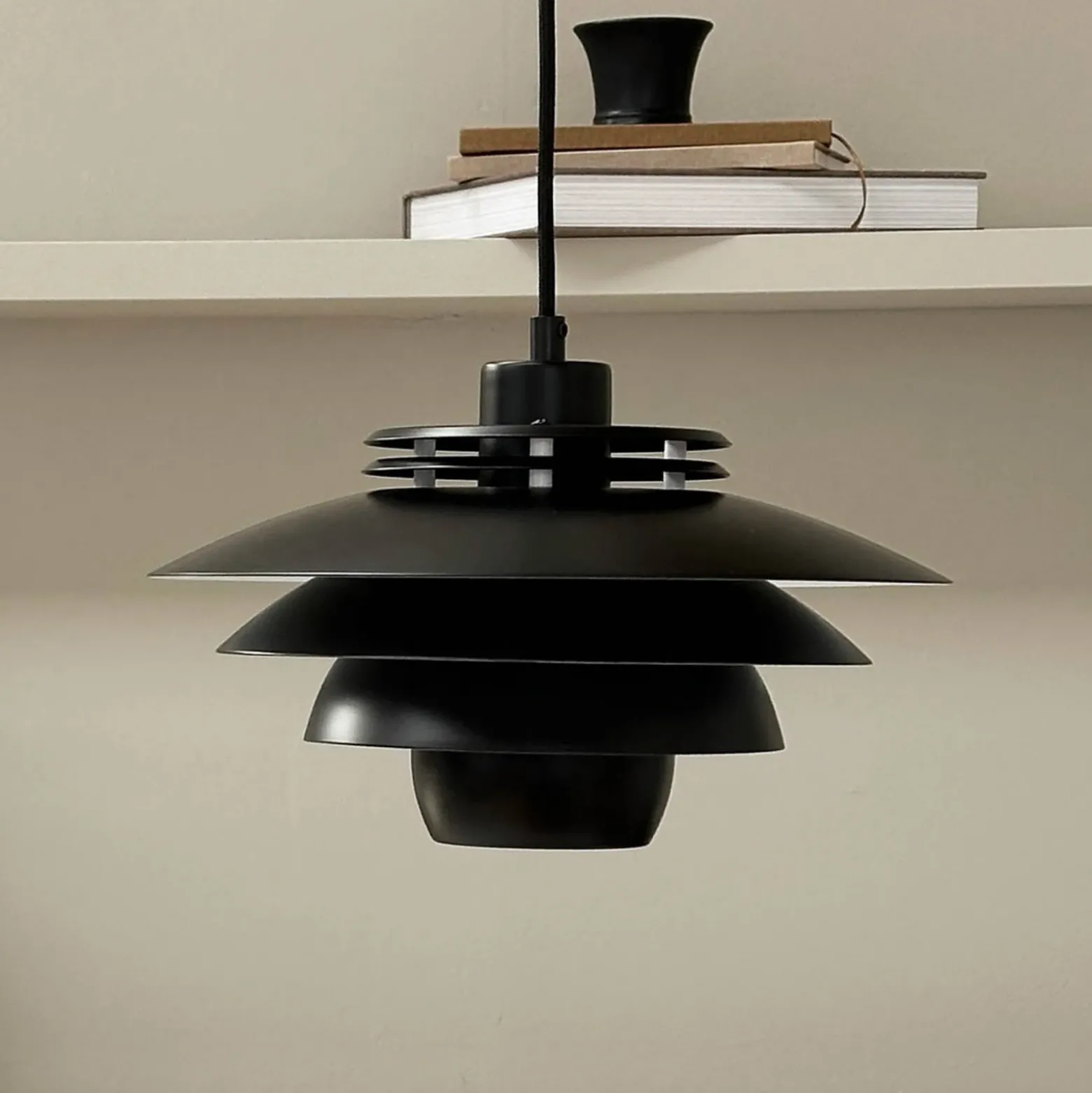 Dyberg Larsen lámpara colgante Ejka mini, negra, Ø 30 cm, metal