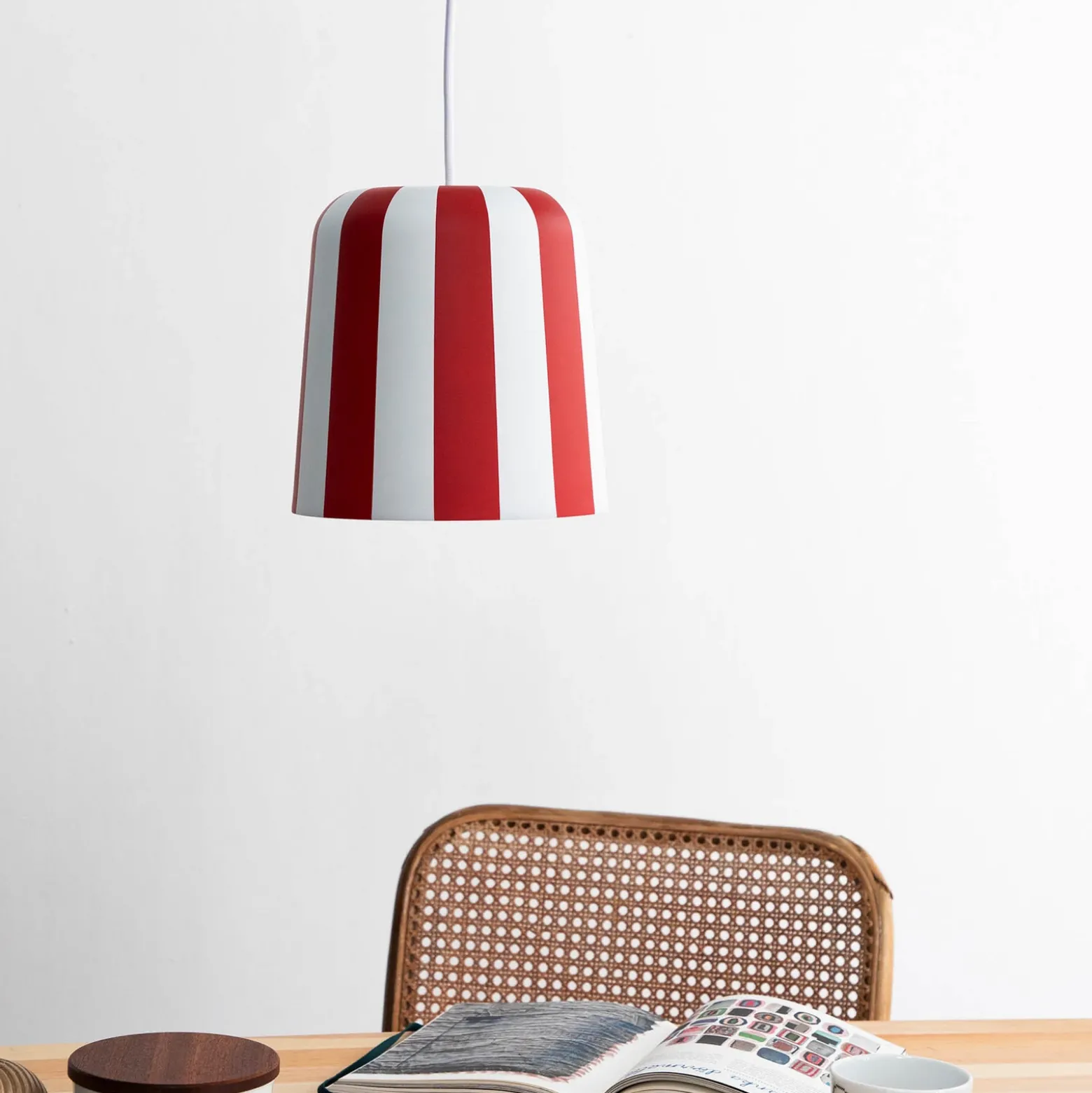 Dyberg Larsen lámpara colgante Gry, rojo oscuro/blanco, Ø 20 cm