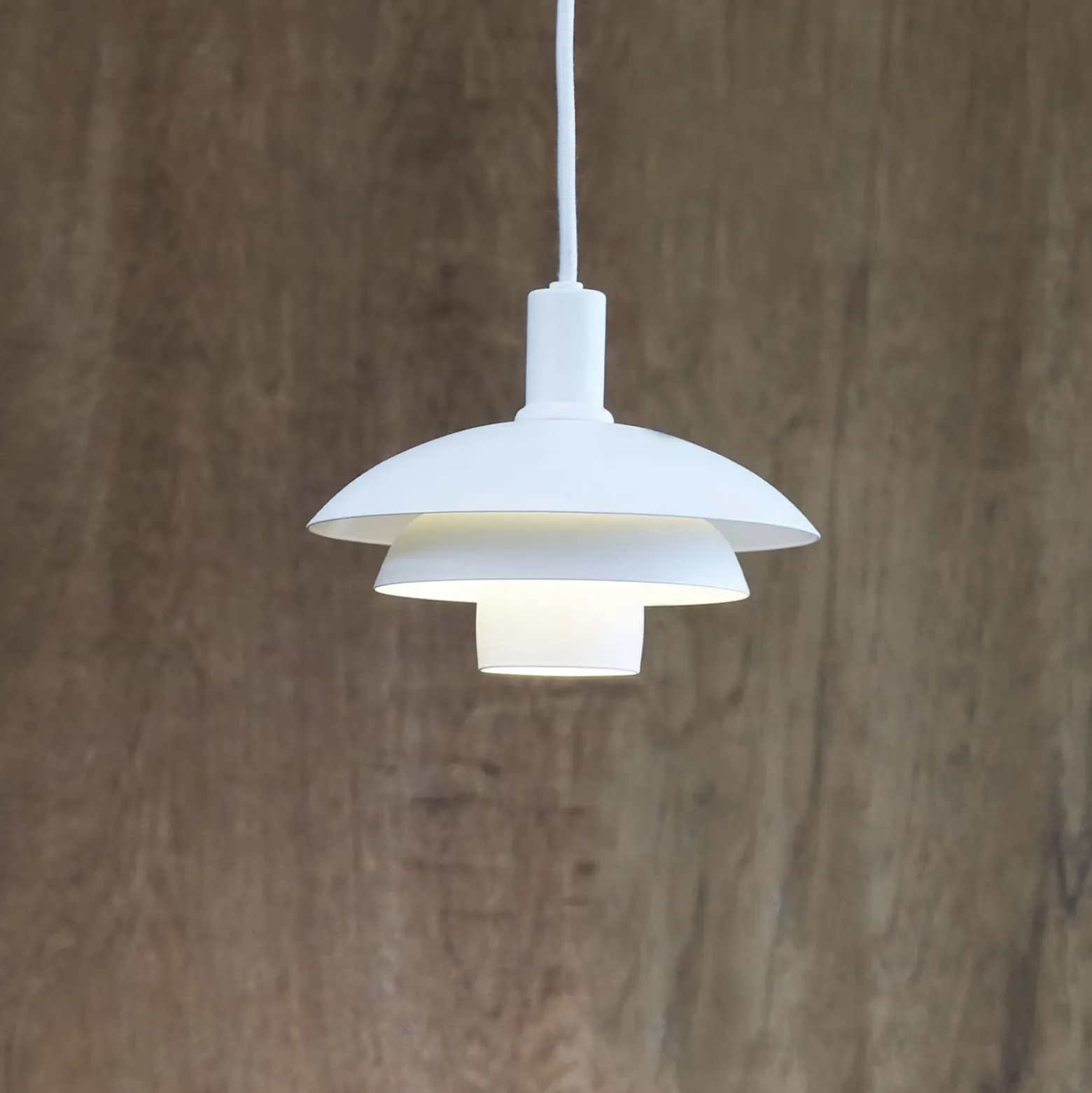 Dyberg Larsen Lámpara colgante Morph, blanca, altura 32 cm, metal