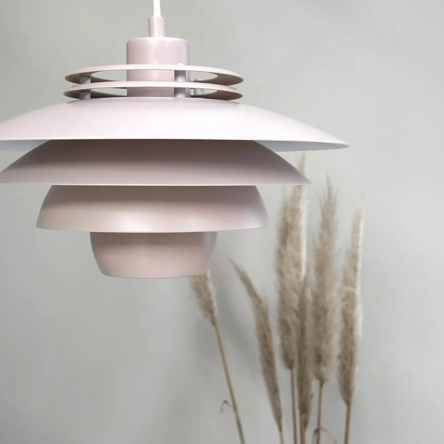 Dyberg Larsen lámpara colgante Ejka mini, rosa, Ø 30 cm, metal