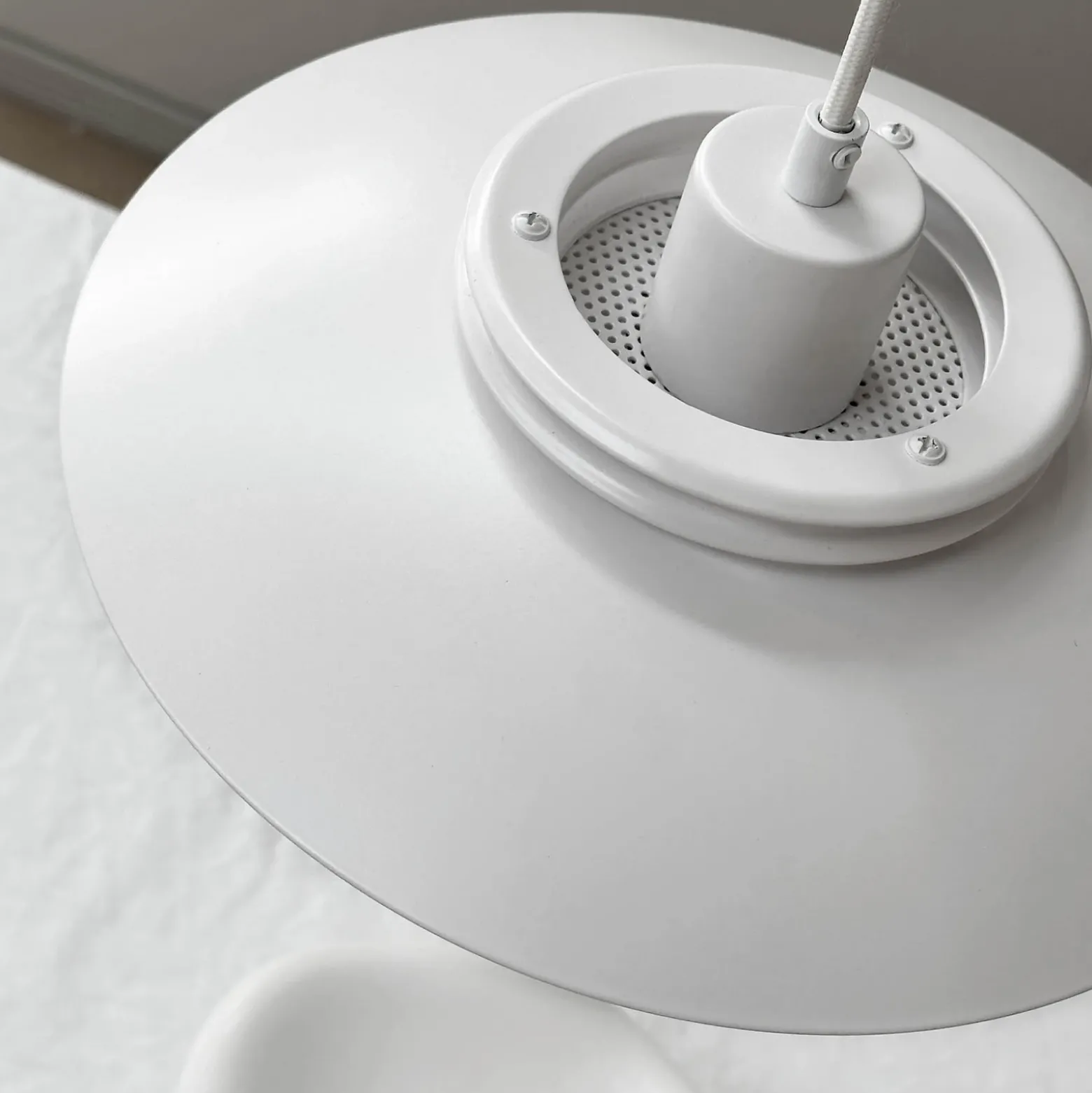 Dyberg Larsen lámpara colgante Ejka mini, blanca, Ø 30 cm, metal