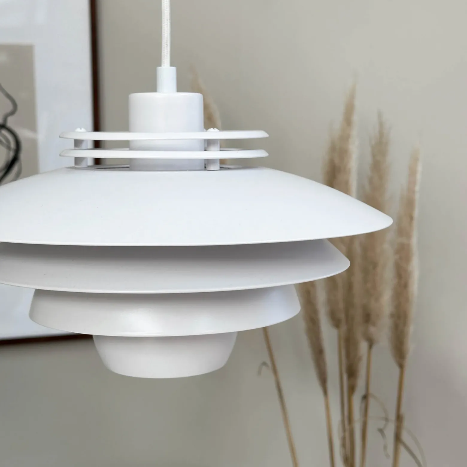 Dyberg Larsen lámpara colgante Ejka mini, blanca, Ø 30 cm, metal