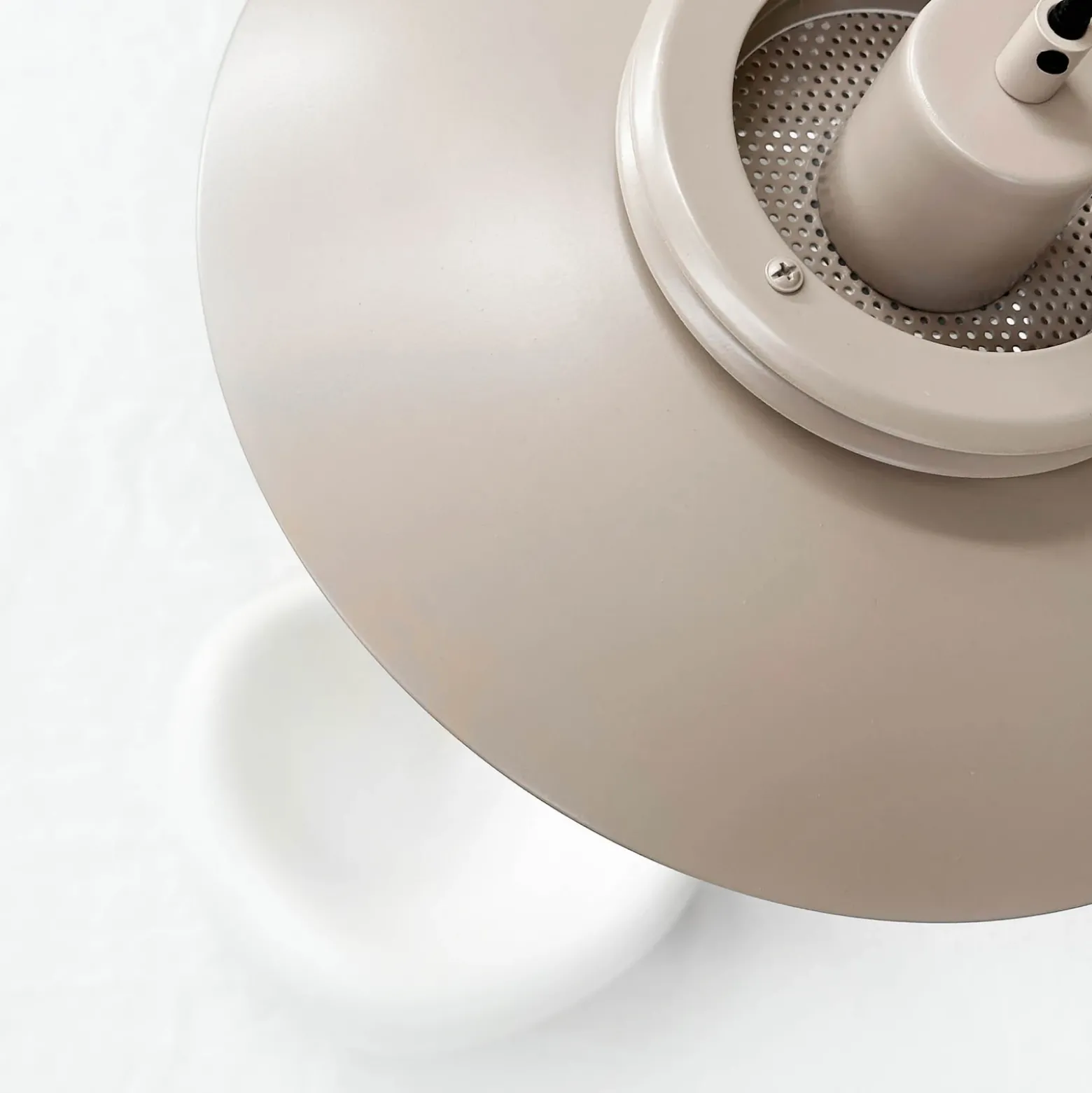 Dyberg Larsen lámpara colgante Ejka mini, beige, Ø 30 cm, metal
