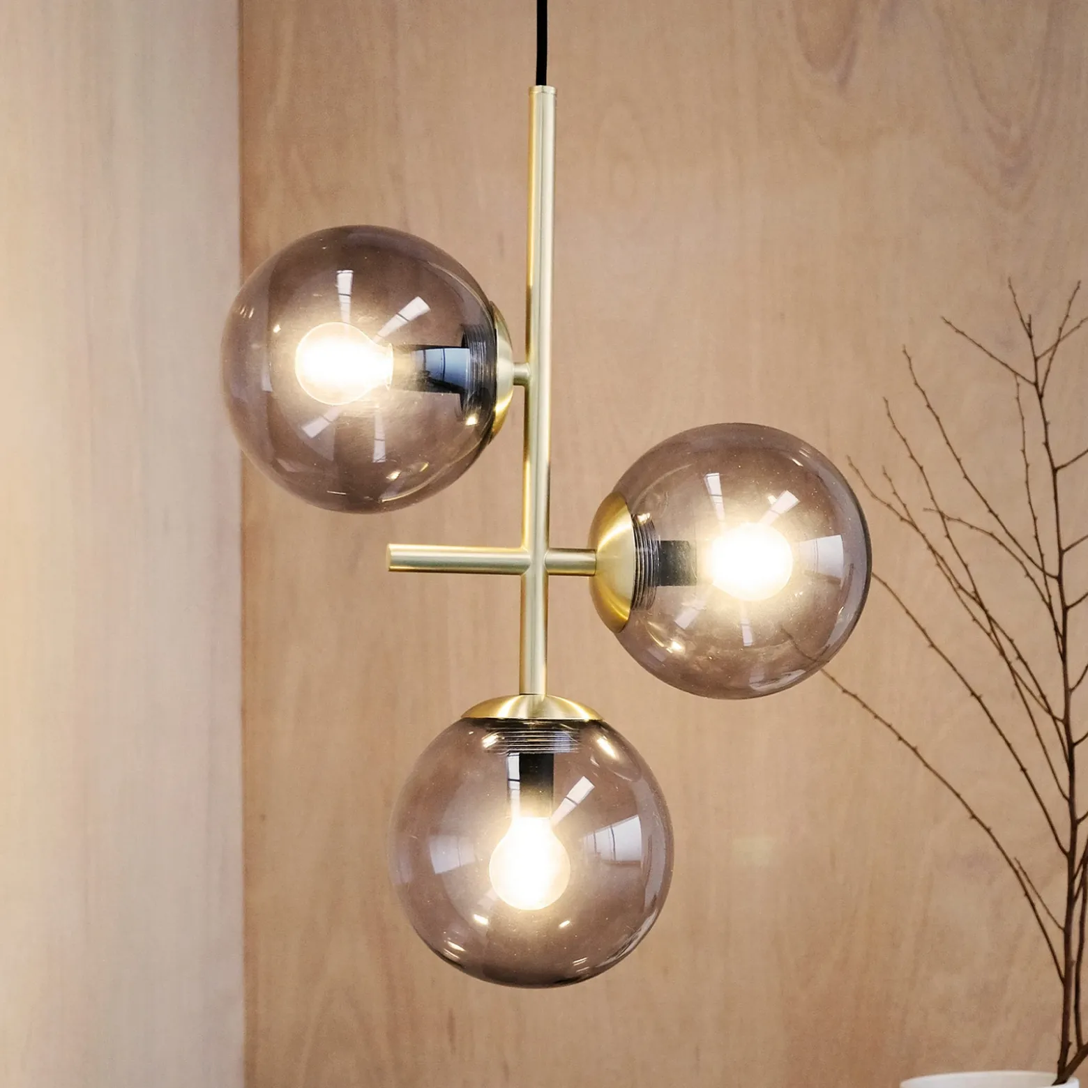 Dyberg Larsen Lámpara colgante Como, 3 luces, latón