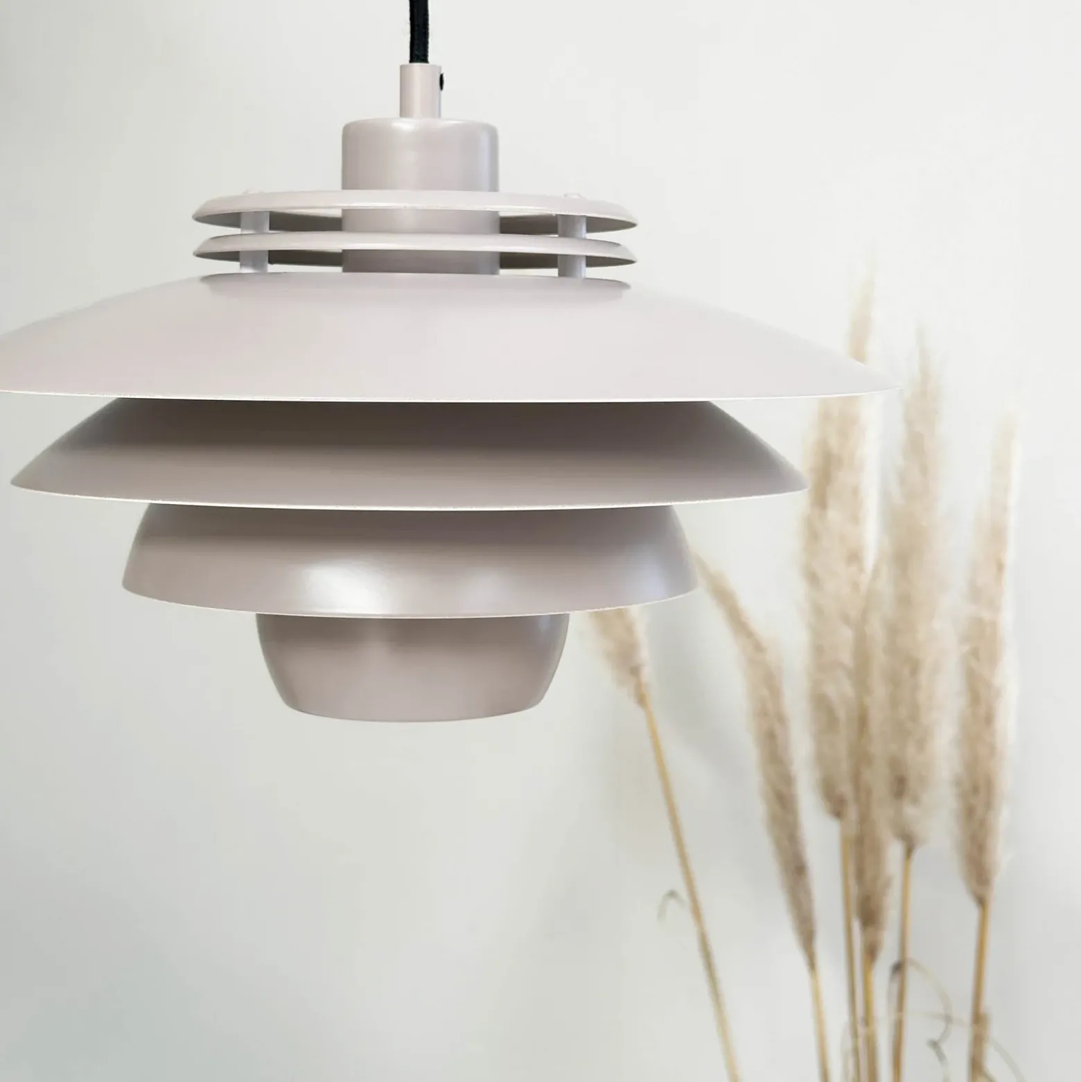 Dyberg Larsen lámpara colgante Ejka mini, beige, Ø 30 cm, metal