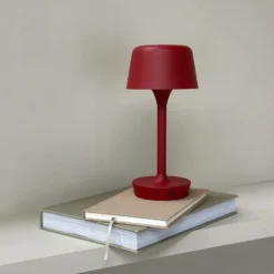 Dyberg Larsen Lámpara de mesa LED recargable Flow, roja, altura 25 cm
