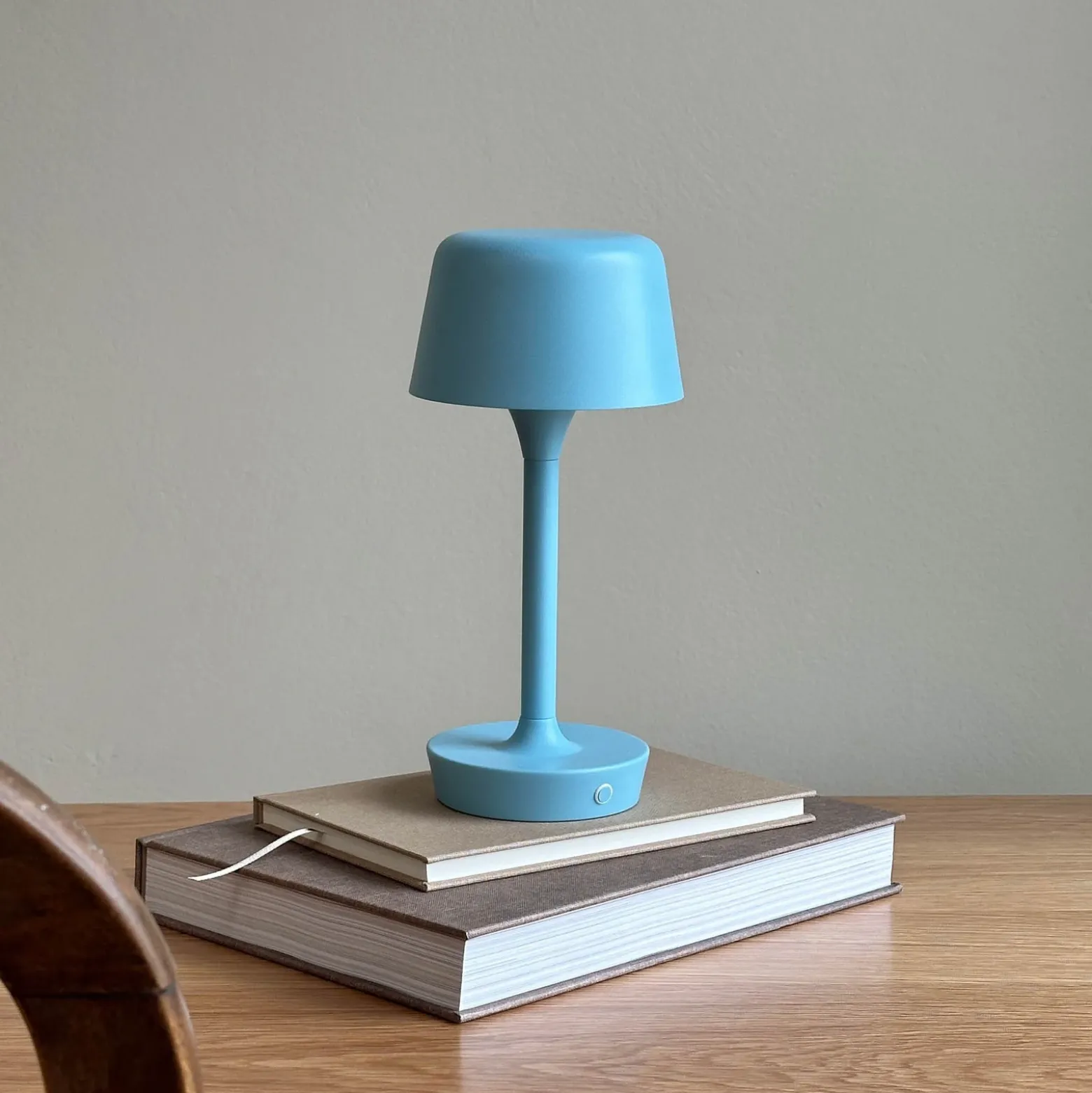 Dyberg Larsen Lámpara de mesa LED recargable Flow, azul claro, altura 25 cm