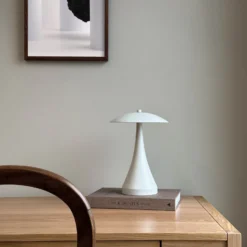 Dyberg Larsen Lámpara de mesa LED recargable Vienna, color crema, altura