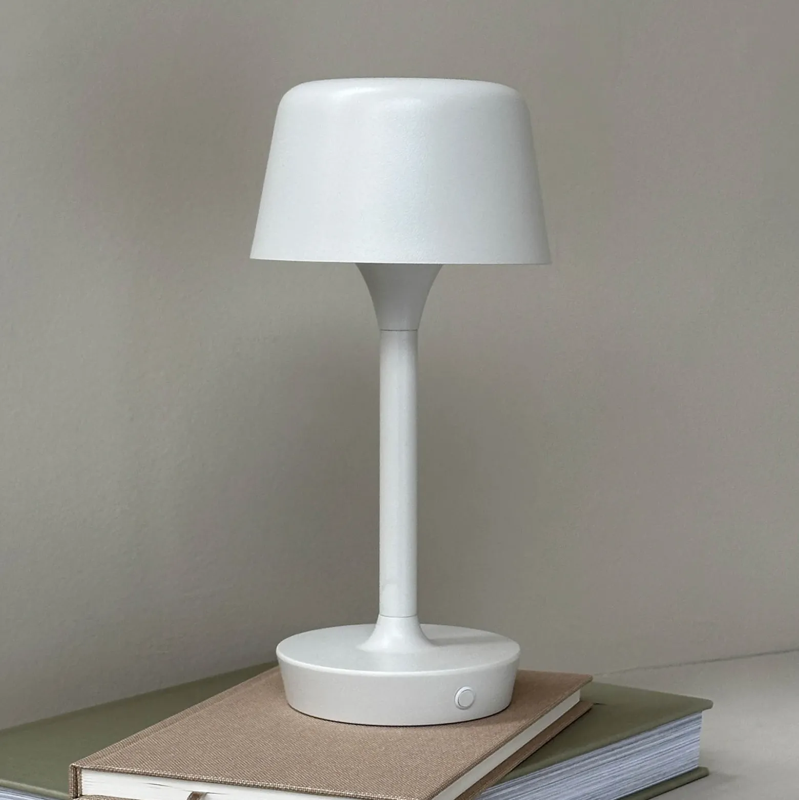 Dyberg Larsen lámpara de mesa LED recargable Flow, crema, altura 25 cm