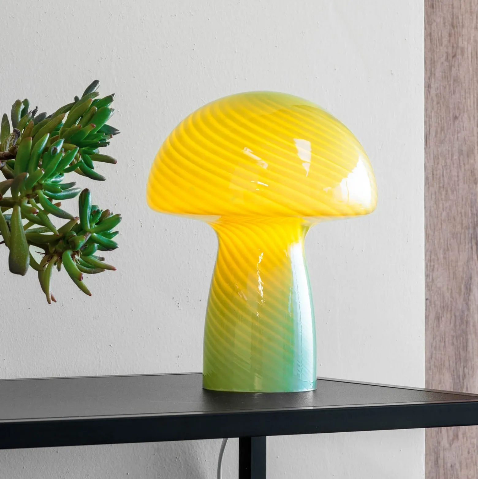 Dyberg Larsen Lámpara de mesa Mushroom, verde, altura 23 cm, cristal