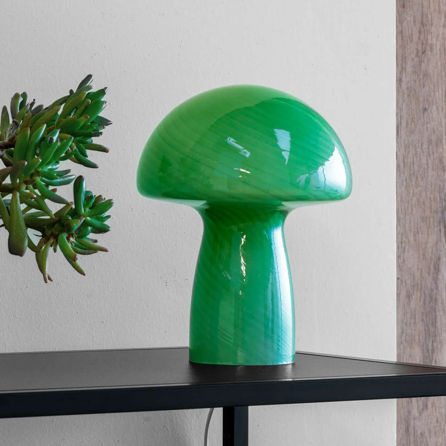Dyberg Larsen Lámpara de mesa Mushroom, verde, altura 23 cm, cristal
