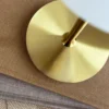 Dyberg Larsen lámpara de mesa Sia, color ópalo/latón, altura 12 cm